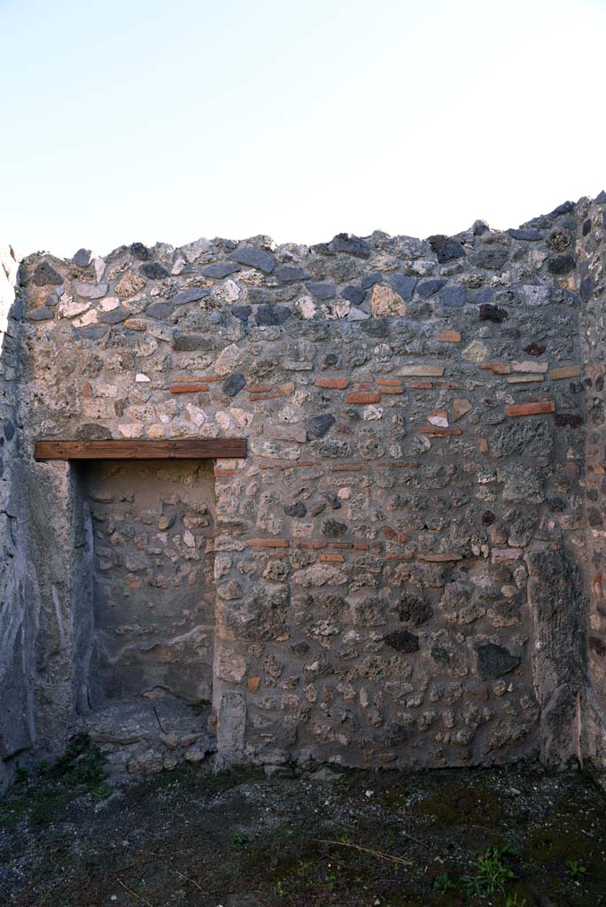 I.4.25/1.4.5 Pompeii. October 2019. Cubiculum 8, looking towards east wall.
Foto Tobias Busen, ERC Grant 681269 DÉCOR.