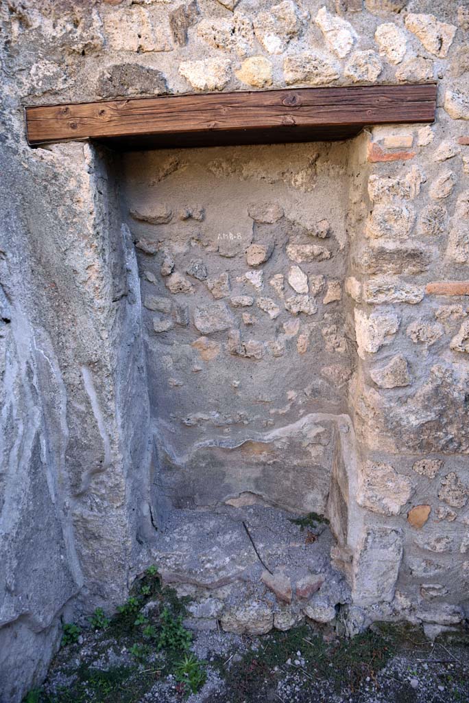 I.4.25/1.4.5 Pompeii. October 2019. Cubiculum 8, recess/niche in east wall.
Foto Tobias Busen, ERC Grant 681269 DÉCOR.
