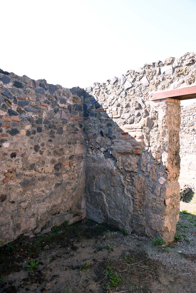 I.4.25/1.4.5 Pompeii. October 2019. 
Cubiculum 8, looking towards north-west corner and doorway in north wall.
Foto Tobias Busen, ERC Grant 681269 DÉCOR.
