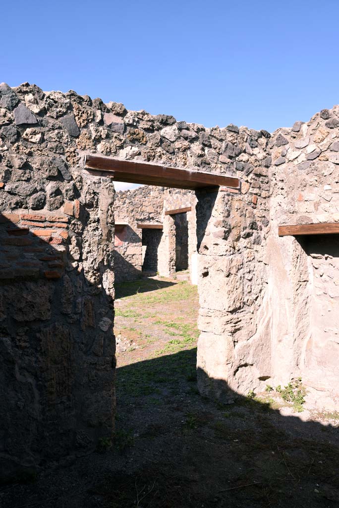 I.4.25/1.4.5 Pompeii. October 2019. 
Cubiculum 8, looking towards north wall with doorway to atrium 6 in north-east corner.
Foto Tobias Busen, ERC Grant 681269 DÉCOR.