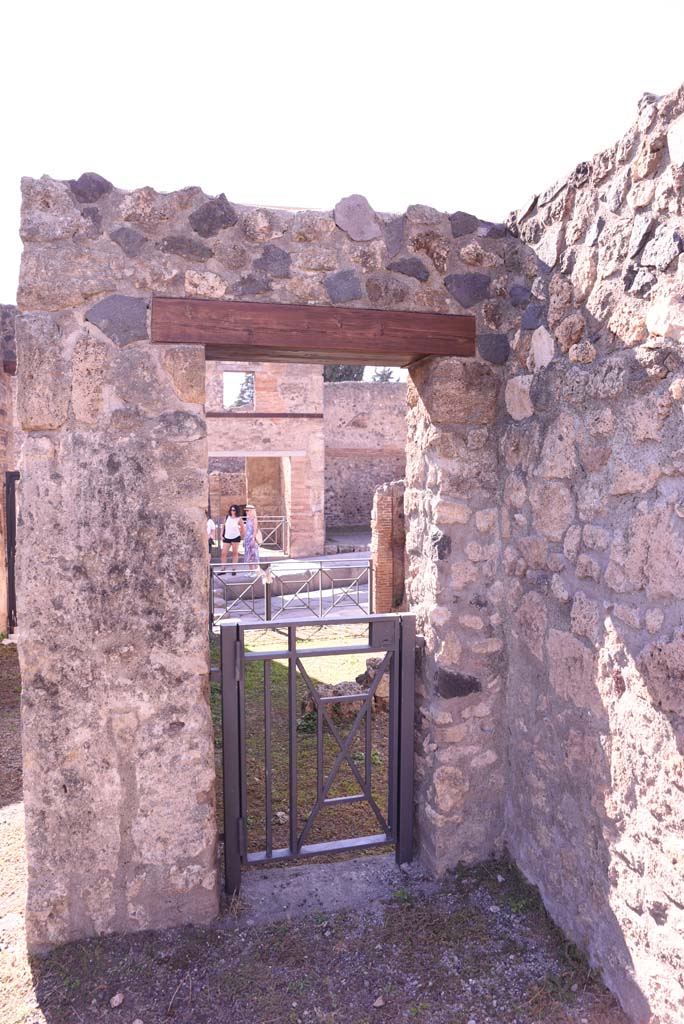 I.4.25/I.4.5 Pompeii. October 2019. 
Atrium 6, looking towards north-west corner with doorway linking to shop at I.4.6
Foto Tobias Busen, ERC Grant 681269 DÉCOR.