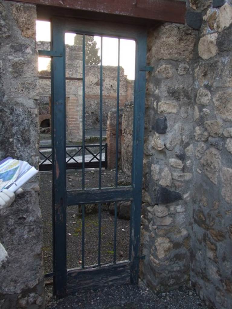 I.4.25/1.4.5 Pompeii. December 2007. 
Looking west through door from atrium 6, leading to linked shop at 1.4.6.