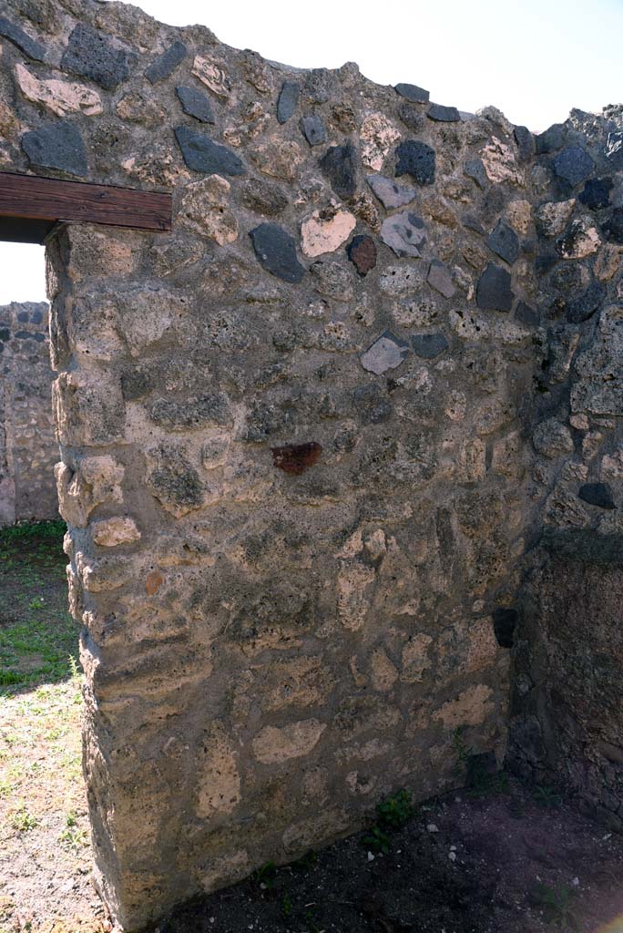 I.4.25/1.4.5 Pompeii. October 2019. 
Cubiculum 9, looking towards south wall with doorway to atrium 6, on left.
Foto Tobias Busen, ERC Grant 681269 DÉCOR.