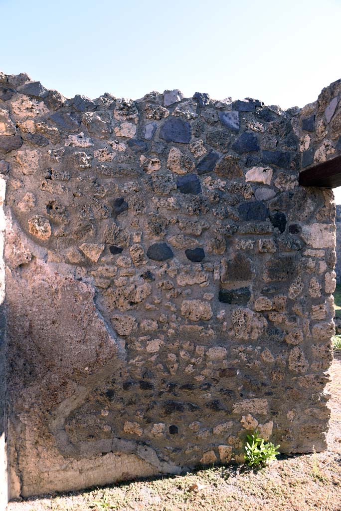 I.4.25/1.4.5 Pompeii. October 2019. 
Cubiculum 9, east wall with doorway in south-east corner to atrium 6.
Foto Tobias Busen, ERC Grant 681269 DÉCOR.