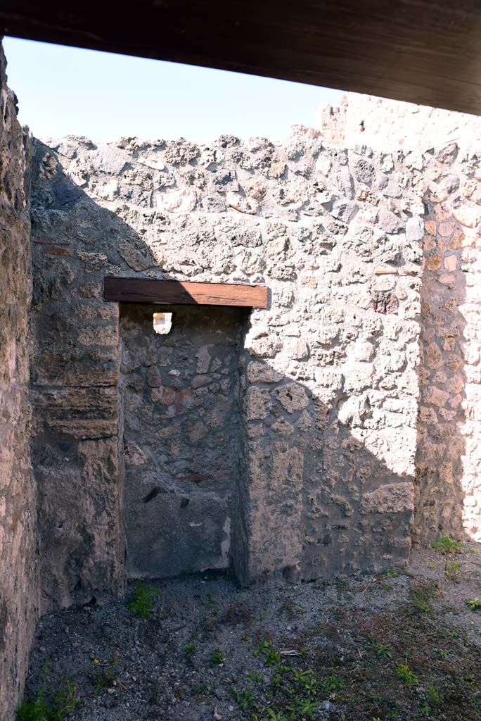 I.4.25/1.4.5 Pompeii. October 2019. 
Cubiculum 10, looking towards recess/niche at west end of north wall.
Foto Tobias Busen, ERC Grant 681269 DÉCOR.