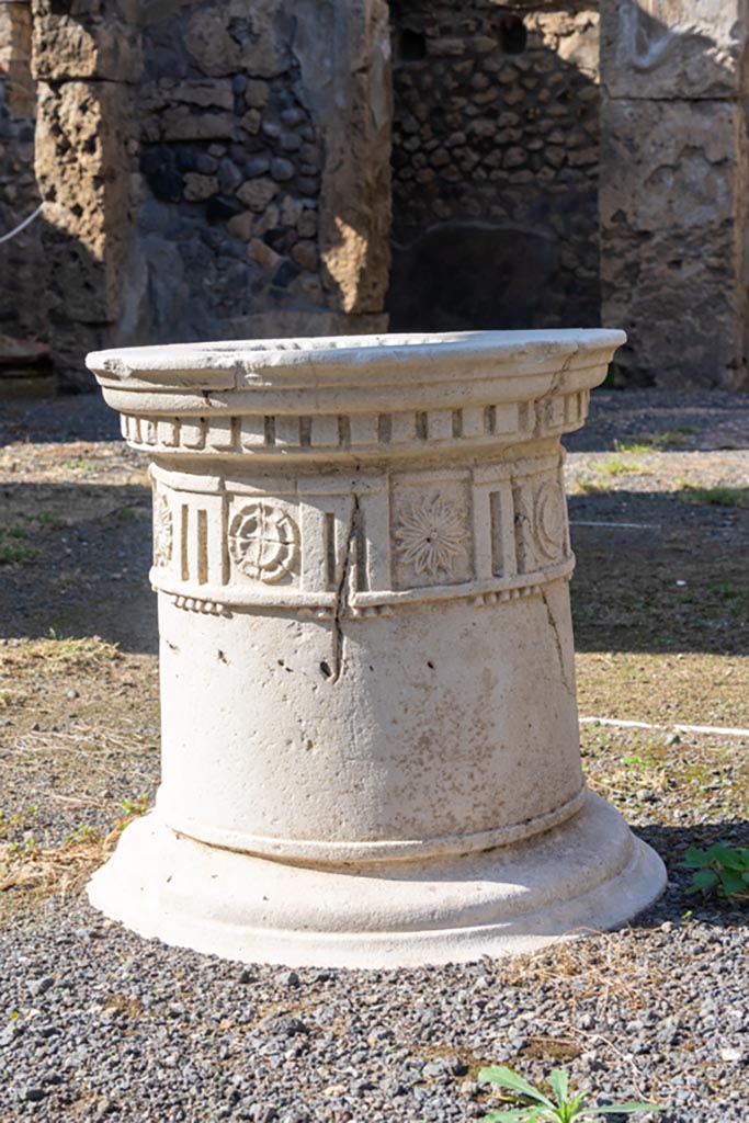 I.4.25 Pompeii. October 2023. 
Room 47, detail of puteal in atrium. Photo courtesy of Johannes Eber.