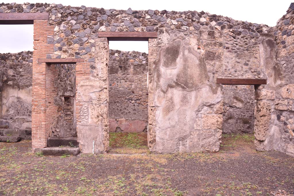 I.4.25 Pompeii. September 2019. 
Room 47, doorways on west side of atrium, room 51, on left, steps above room 50 and a doorway, centre left, and to room 49, on right.
Foto Tobias Busen, ERC Grant 681269 DÉCOR.