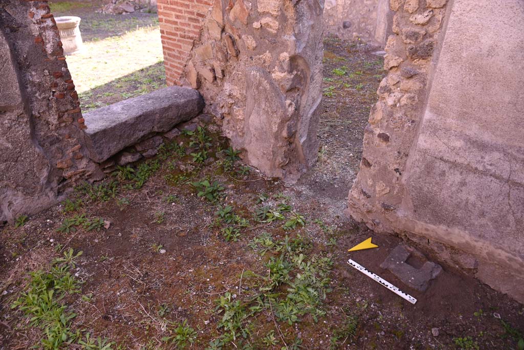 I.4.25 Pompeii. October 2019. 
Room 50, looking towards south-east corner, with rear of steps, on left, and doorway to room 51, on right.
Foto Tobias Busen, ERC Grant 681269 DÉCOR