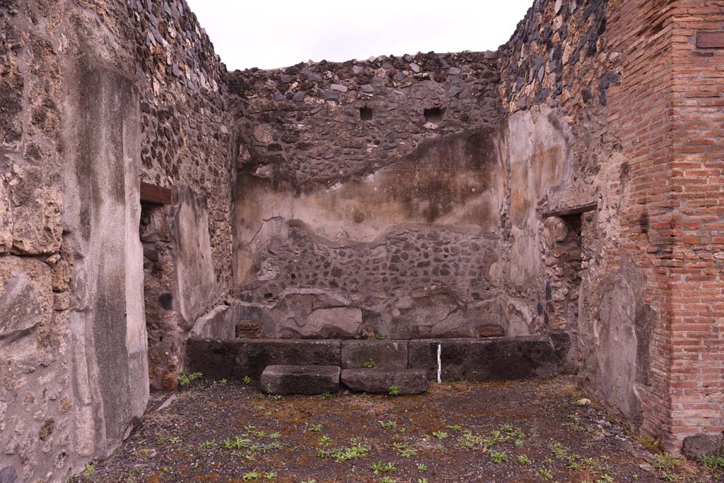 I.4.25 Pompeii. September 2019. Room 51, west ala, with doorway to room 52, on left, and to room 50, on right. 
Foto Tobias Busen, ERC Grant 681269 DÉCOR.