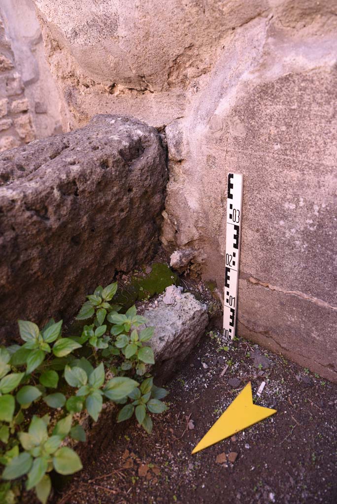 I.4.25 Pompeii. October 2019. 
Room 51, detail from south end of east towards front wall in south-east corner.  
Foto Tobias Busen, ERC Grant 681269 DÉCOR
