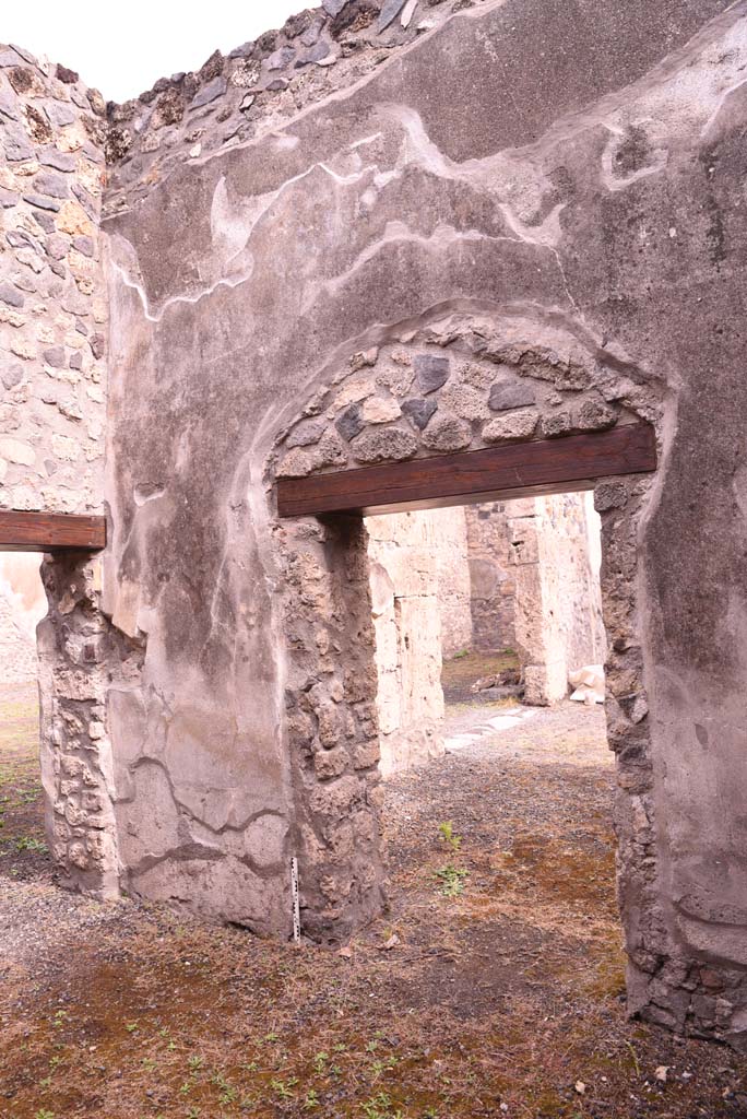 I.4.25 Pompeii. September 2019. 
Room 52, north-east corner, and doorway in east wall to north portico of upper peristyle 56.
Foto Tobias Busen, ERC Grant 681269 DÉCOR.