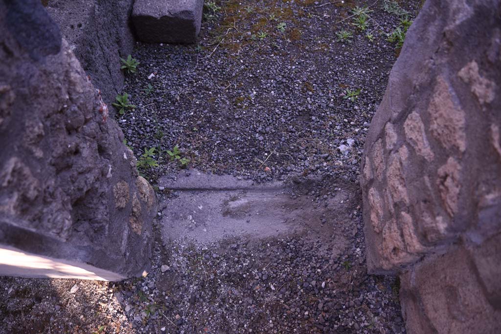 I.4.25 Pompeii. October 2019. Room 52, doorway threshold, looking north into room 51.
Foto Tobias Busen, ERC Grant 681269 DÉCOR.