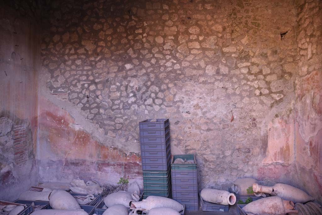 I.4.25 Pompeii. October 2019. Room 53, triclinium with remains of painted wall plaster on east wall.
Foto Tobias Busen, ERC Grant 681269 DÉCOR