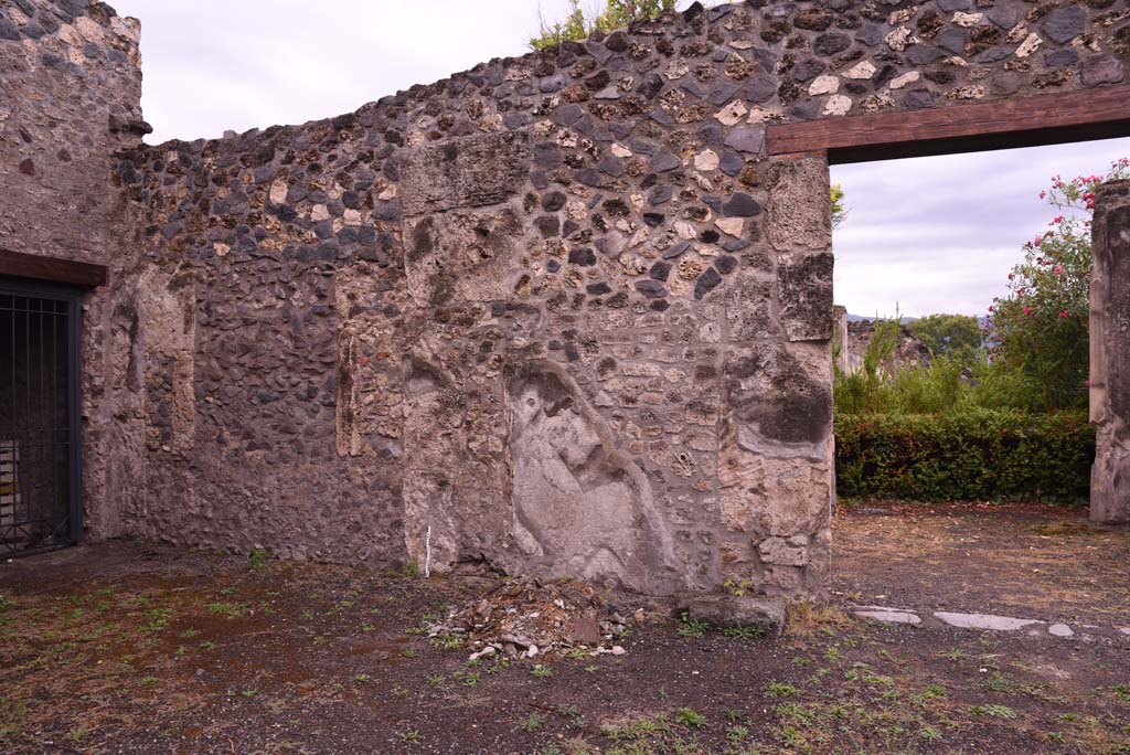 I.4.25 Pompeii. September 2019. Room 47, south wall of atrium/east ala 54, on east side of doorway to upper peristyle.
Foto Tobias Busen, ERC Grant 681269 DÉCOR.