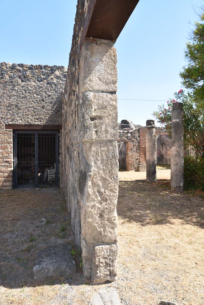 I.4.25 Pompeii. September 2020. 
Looking east, with east ala 54, on left, and north portico of upper peristyle 56, on right.
Foto Tobias Busen, ERC Grant 681269 DÉCOR
