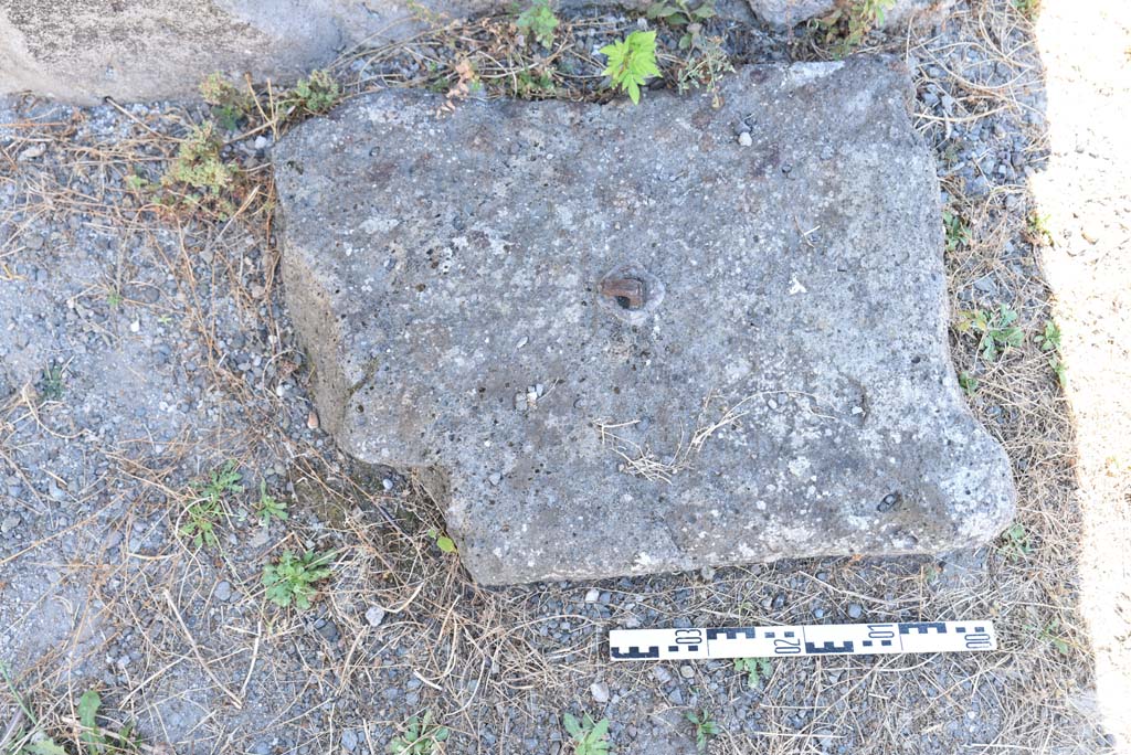 I.4.25 Pompeii. September 2020. 
Atrium 47, detail of arca/money chest base from south wall near doorway to north portico, on west side of east ala 54.
Foto Tobias Busen, ERC Grant 681269 DÉCOR
According to Pernice.
The rectangular lava block in the Casa del Citarista I.4.25 in the atrium to the left of the entrance to the peristyle has in the centre an iron spike cast in lead, traces of iron rust on the surface and on the plastered wall behind it. Perhaps the chest once stood against the bare wall, as there are also slight traces of iron where the plaster has fallen off. There are no notches at the corners; the stone may have been walled in order to increase the surface area.
See Pernice, E., 1932. Hellenistische Tische, Zisternenmündungen, Beckenuntersätze, Altäre u. Truhen. Berlin, p. 75, n. 18.
