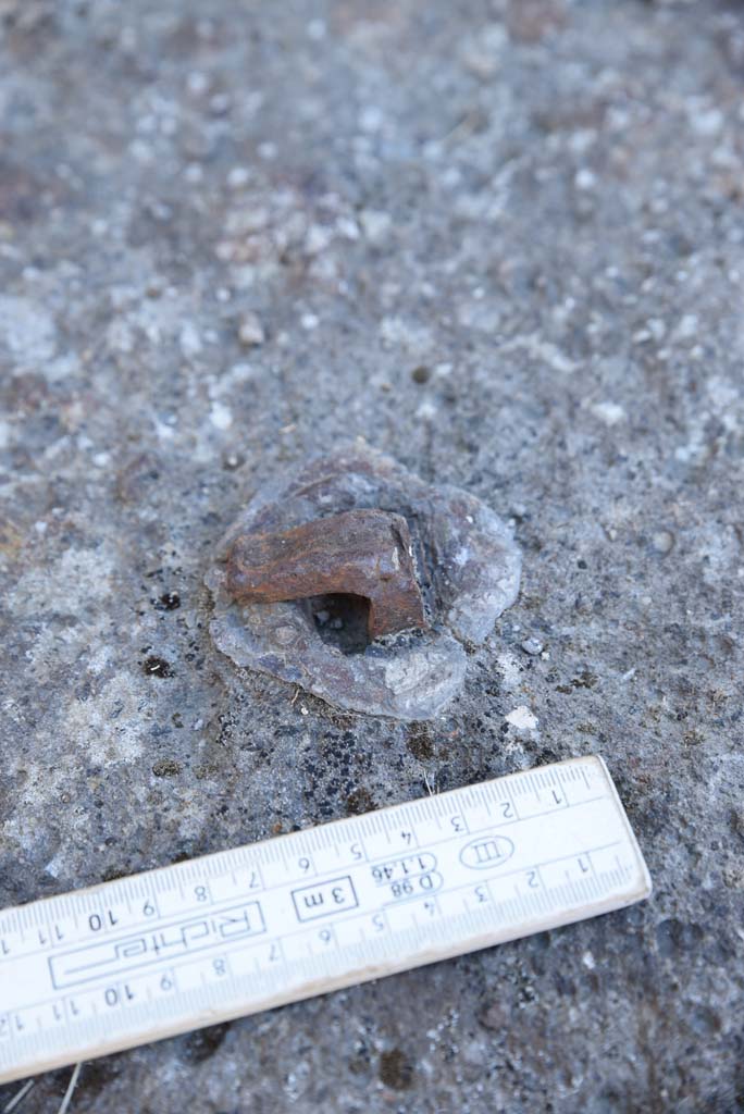 I.4.25 Pompeii. September 2020. Detail from centre of arca base, in photo above.
In the centre is an iron spike cast in lead, and traces of iron rust on the surface
Foto Tobias Busen, ERC Grant 681269 DÉCOR