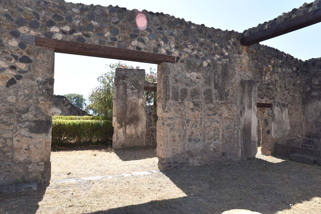 I.4.25 Pompeii. September 2020. Atrium 47, looking south through doorway to north portico.
Foto Tobias Busen, ERC Grant 681269 DÉCOR