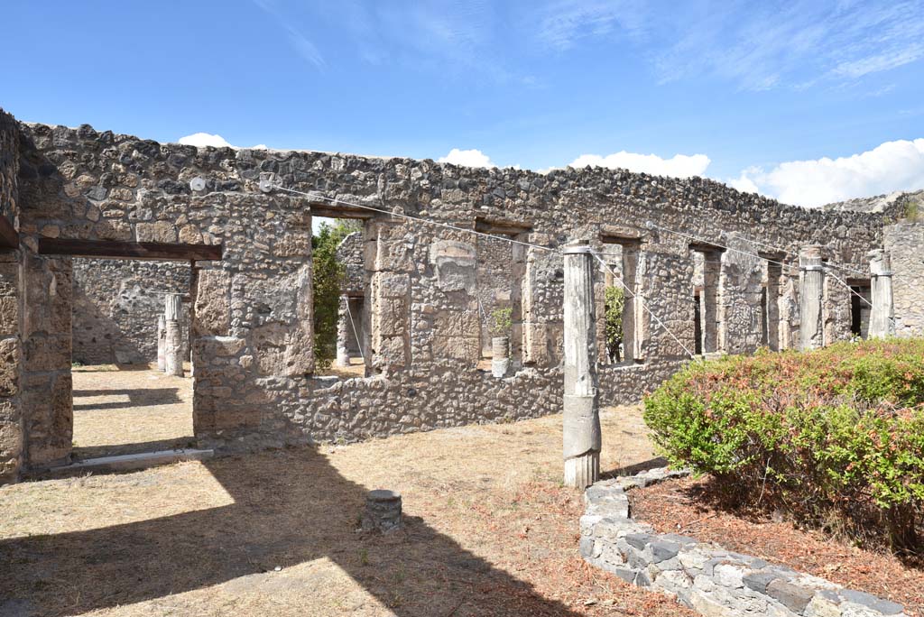 I.4.25 Pompeii. September 2020. Lower Peristyle 32, looking north from west portico, with doorway to Middle Peristyle 17, on left.
Foto Tobias Busen, ERC Grant 681269 DÉCOR.