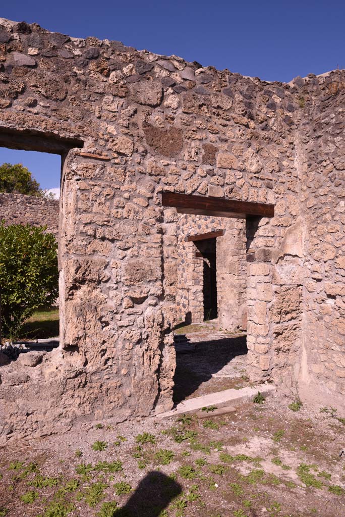 I.4.25 Pompeii. October 2019. 
Lower Peristyle 32, doorway at east end of north portico into Middle Peristyle 17. 
Foto Tobias Busen, ERC Grant 681269 DÉCOR.
