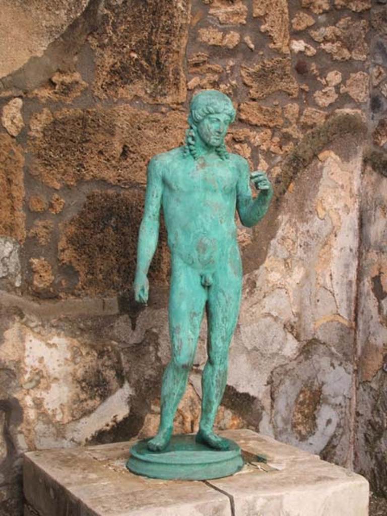 I.4.25 Pompeii. December 2004. 
Copy of bronze statue of Apollo playing the cithara. 
He held the cithara in his left hand and is still holding the plectrum in his right.