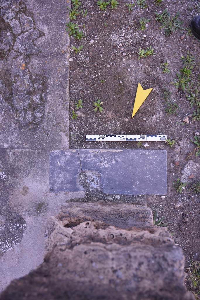 I.4.25 Pompeii. October 2019. Room 34, detail of doorway threshold at north end of doorway. 
Foto Tobias Busen, ERC Grant 681269 DÉCOR.