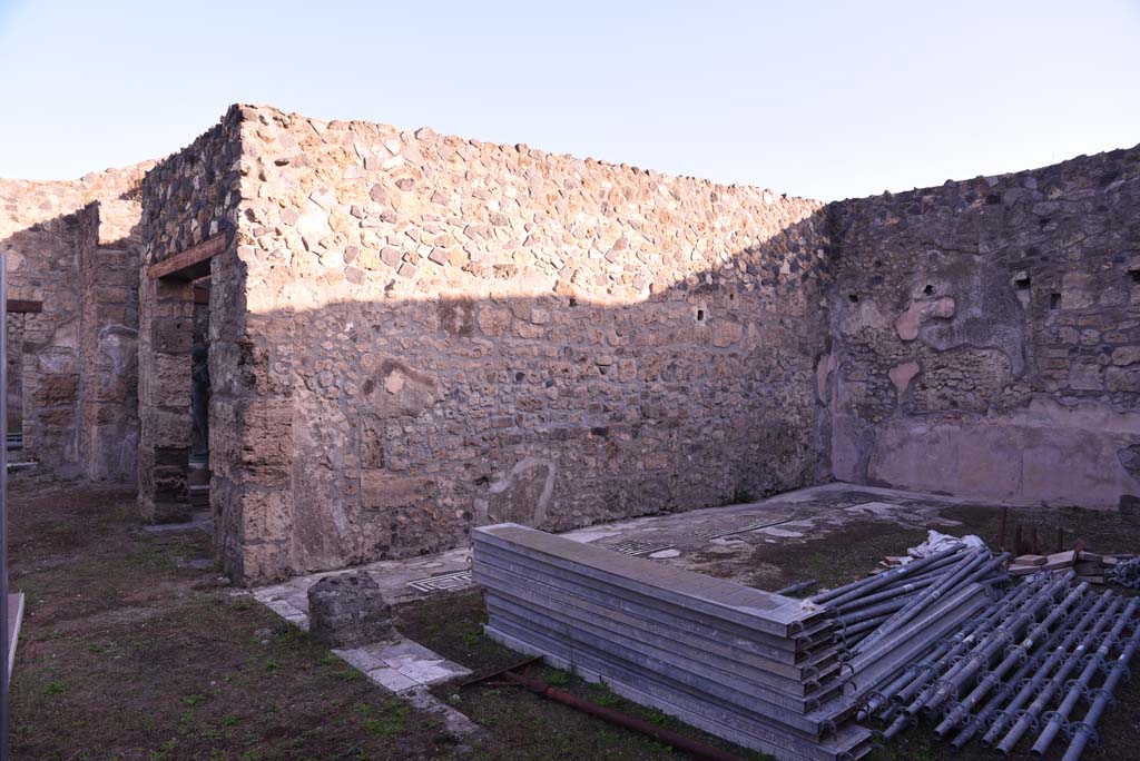 I.4.25 Pompeii. October 2019. Room 35, looking north-east from east portico.
Foto Tobias Busen, ERC Grant 681269 DÉCOR.