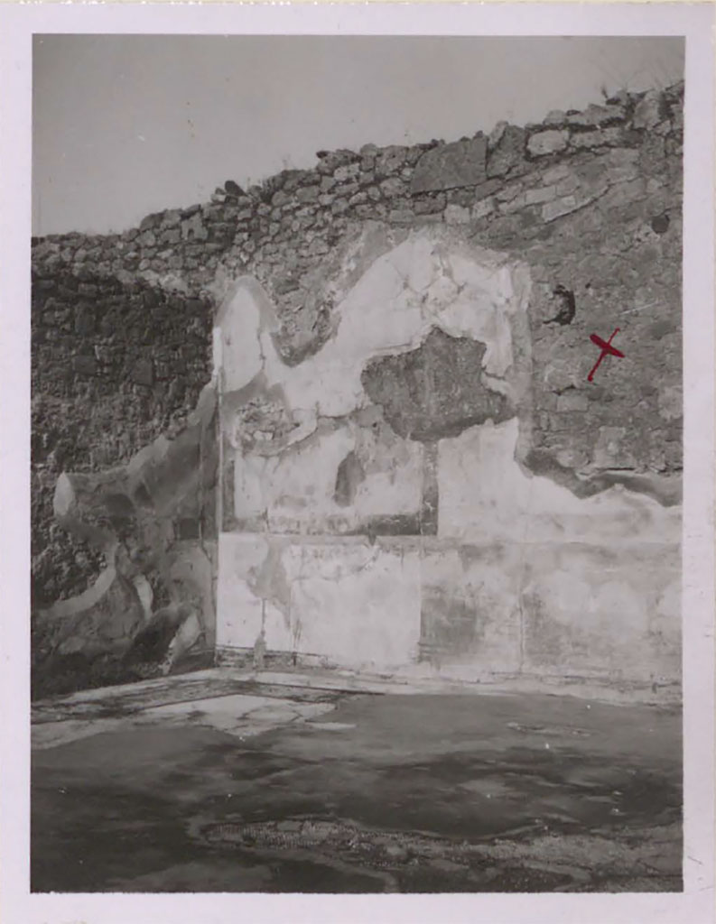 I.4.25 Pompeii. Pre-1943. Room 35, north-east corner and east wall.  
According to Warscher – 
“X” marks the spot of the recess remaining after the painting was removed and transferred to the museum.
See Warscher, T. 1942. Catalogo illustrato degli affreschi del Museo Nazionale di Napoli. Sala LXXXII. Vol.4. Rome, Swedish Institute