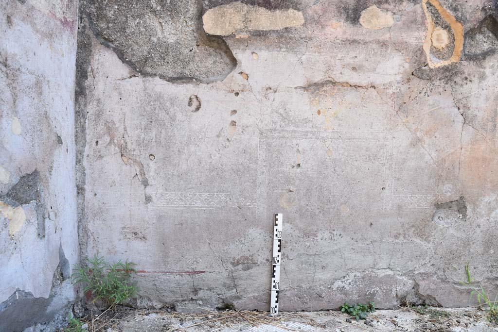 I.4.25 Pompeii. September 2020.  Room 35, remaining painted decoration on zoccolo in south-east corner.
Foto Tobias Busen, ERC Grant 681269 DÉCOR.