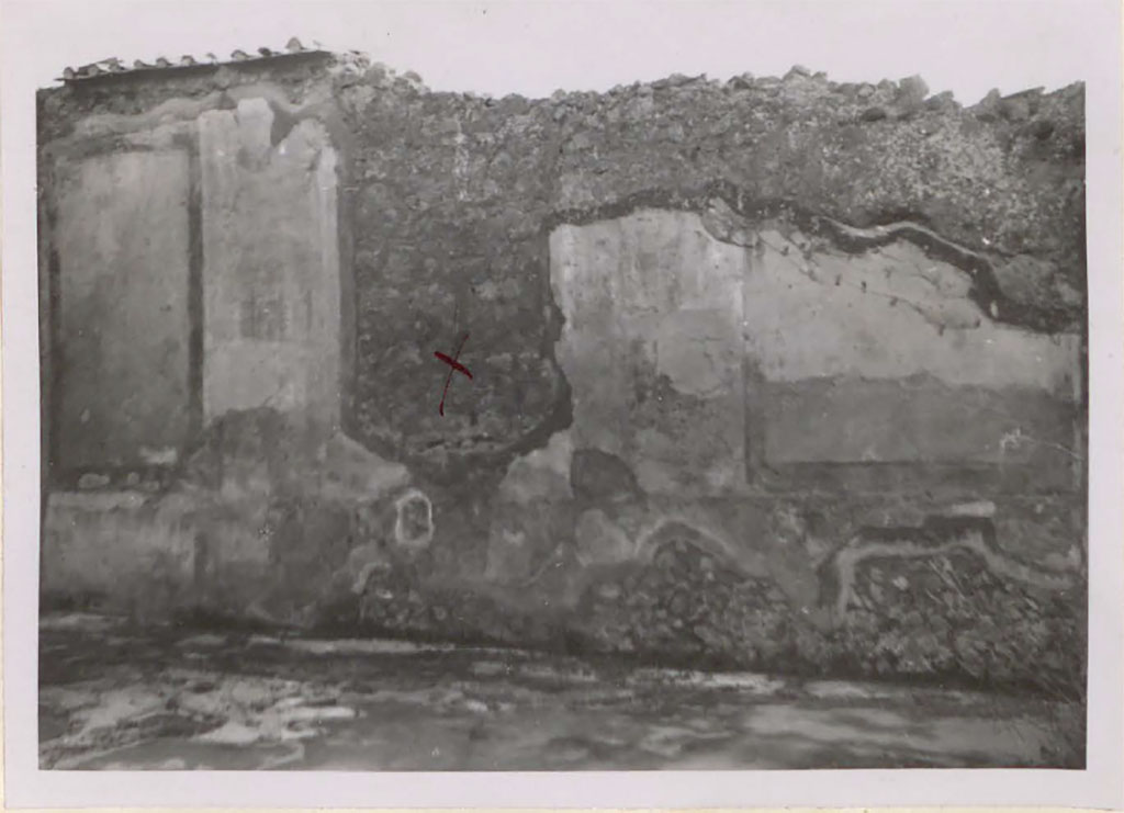 I.4.25 Pompeii. Pre-1943. Room 35, south wall of exedra.
“X” marks the spot where the painting of Bacchus discovering the abandoned Ariadne was found.
The recess remains after the painting was removed and transferred to the museum.
See Warscher, T. 1942. Catalogo illustrato degli affreschi del Museo Nazionale di Napoli. Sala LXXXII. Vol.4. Rome, Swedish Institute