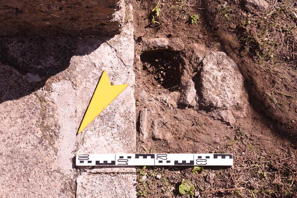 I.4.25 Pompeii. October 2019. Room 35, doorway threshold, north side.
Foto Tobias Busen, ERC Grant 681269 DÉCOR.
