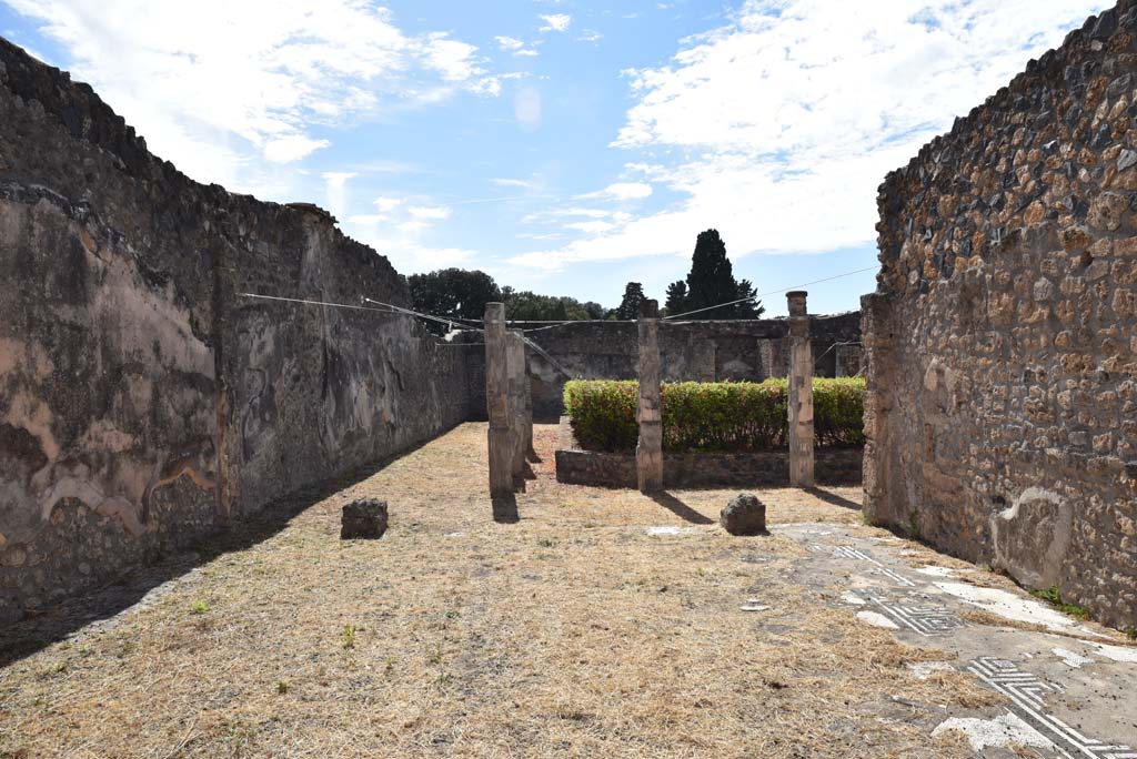 I.4.25 Pompeii. September 2020. Lower Peristyle 32, looking west along south portico from room 35.
Foto Tobias Busen, ERC Grant 681269 DÉCOR.