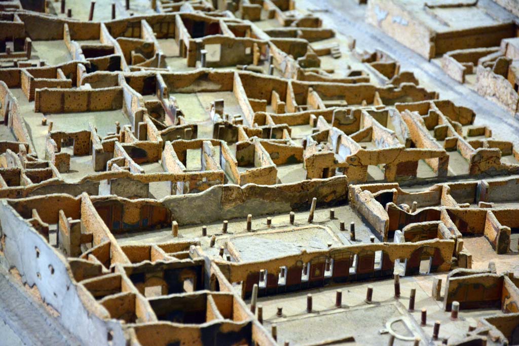 I.4.25 Pompeii. May 2019. Detail from model in Naples Archaeological Museum.
Looking south towards south and west walls of Lower Peristyle 32, across centre.
Foto Tobias Busen, ERC Grant 681269 DÉCOR.