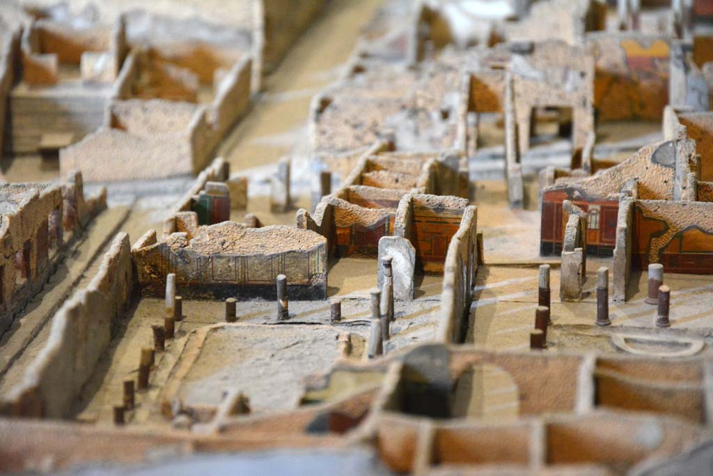 I.4.25 Pompeii. May 2019. Detail from model in Naples Archaeological Museum.
Lower Peristyle 32, on left, looking towards west wall, with doorways to room 37, and 36, in centre. 
Foto Tobias Busen, ERC Grant 681269 DÉCOR.
