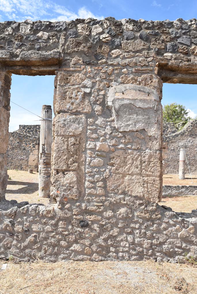 I.4.25 Pompeii. September 2020. 
Lower Peristyle 32, north wall of north portico with windows through to Middle Peristyle 17.
Foto Tobias Busen, ERC Grant 681269 DÉCOR.