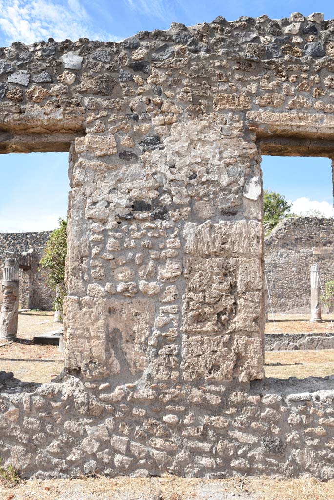 I.4.25 Pompeii. September 2020. 
Lower Peristyle 32, continuation of north wall of north portico with windows through to Middle Peristyle 17.
Foto Tobias Busen, ERC Grant 681269 DÉCOR.
