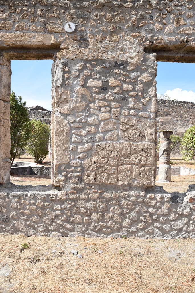 I.4.25 Pompeii. September 2020. 
Lower Peristyle 32, continuation of north wall of north portico with windows through to Middle Peristyle 17.
Foto Tobias Busen, ERC Grant 681269 DÉCOR.