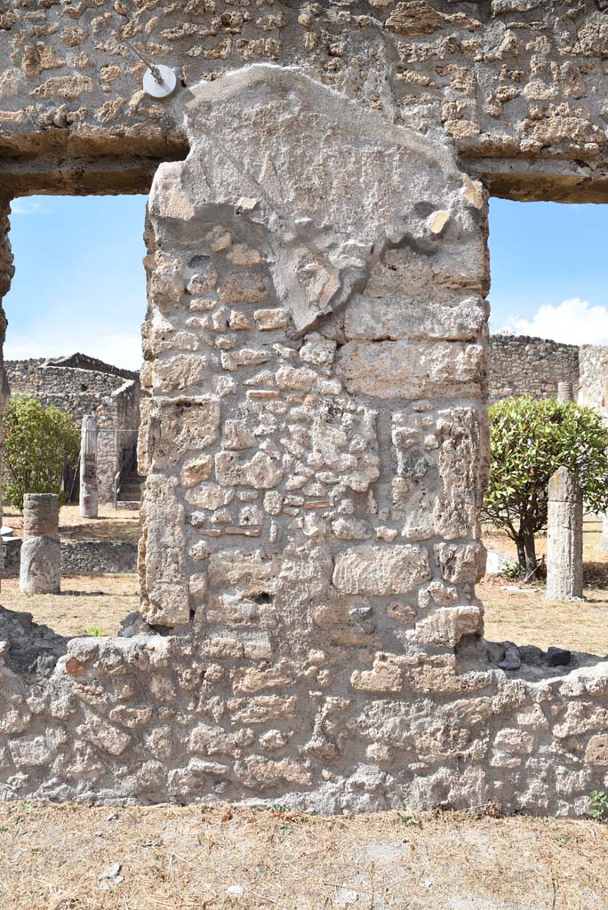I.4.25 Pompeii. September 2020. 
Lower Peristyle 32, continuation of north wall of north portico with windows through to Middle Peristyle 17.
Foto Tobias Busen, ERC Grant 681269 DÉCOR.