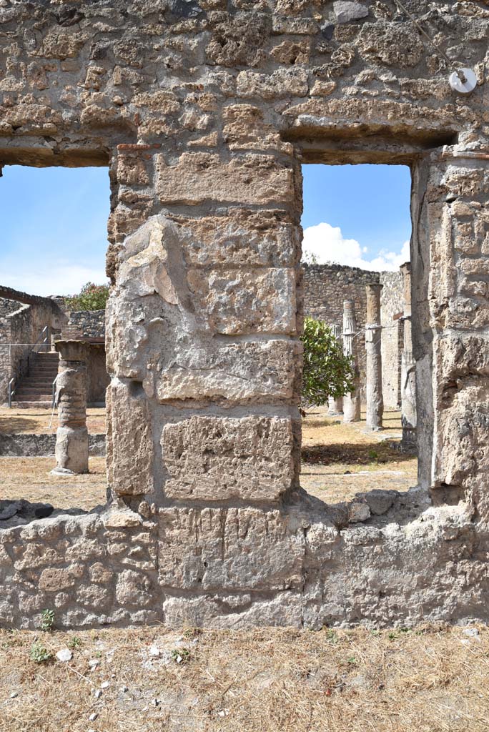 I.4.25 Pompeii. September 2020. 
Lower Peristyle 32, continuation of north wall of north portico with windows through to Middle Peristyle 17.
Foto Tobias Busen, ERC Grant 681269 DÉCOR.