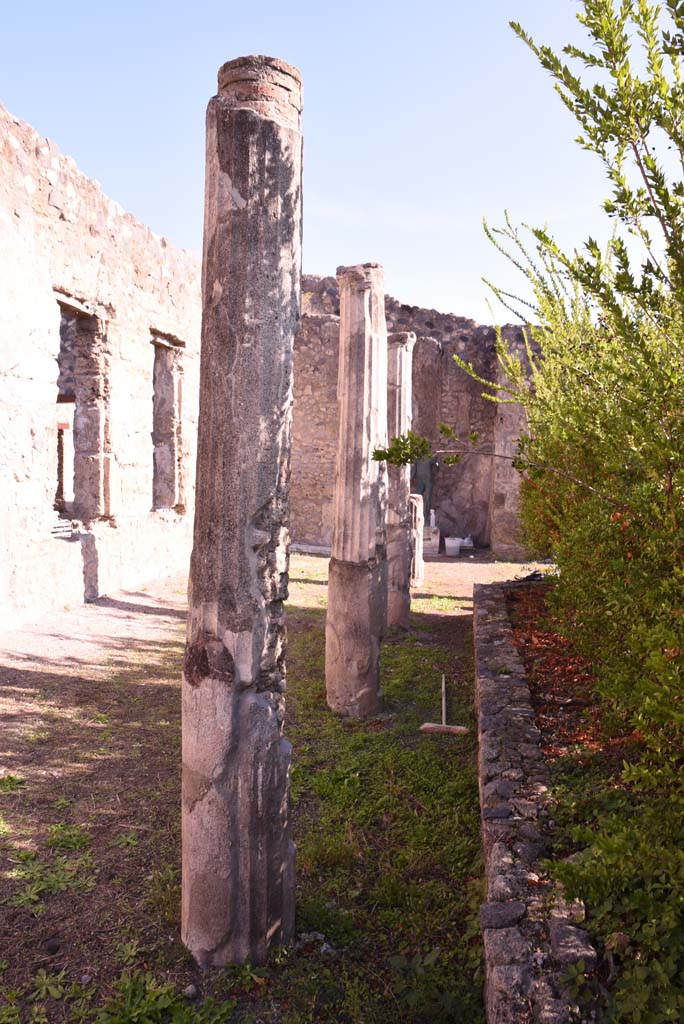 I.4.25 Pompeii. October 2019. Lower Peristyle 32, looking east along north portico.
Foto Tobias Busen, ERC Grant 681269 DÉCOR.