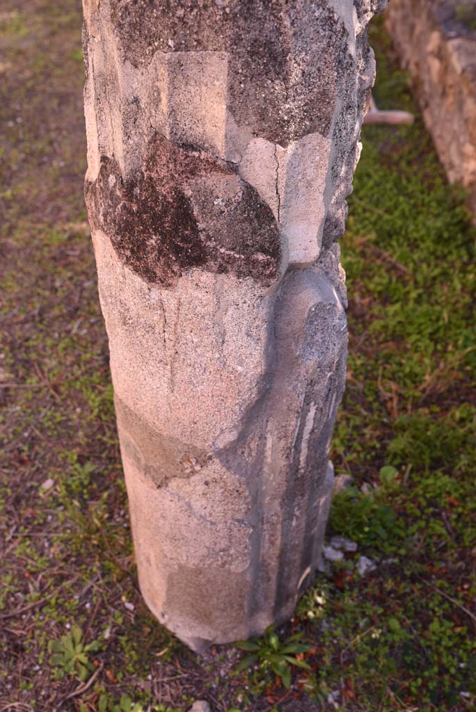 I.4.25 Pompeii. October 2019. Lower Peristyle 32, detail of column.
Foto Tobias Busen, ERC Grant 681269 DÉCOR.