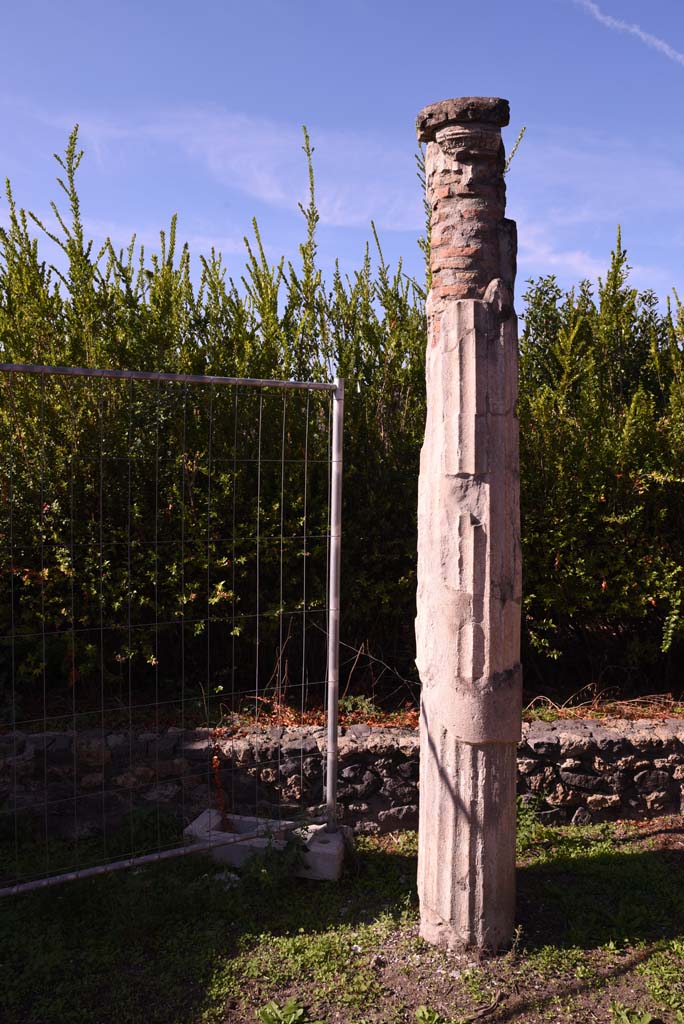 I.4.25 Pompeii. October 2019. Lower Peristyle 32, detail of column.
Foto Tobias Busen, ERC Grant 681269 DÉCOR.
