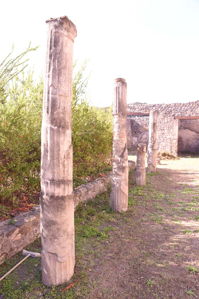 I.4.25 Pompeii. October 2019. Lower Peristyle 32, looking west along north portico.
Foto Tobias Busen, ERC Grant 681269 DÉCOR.