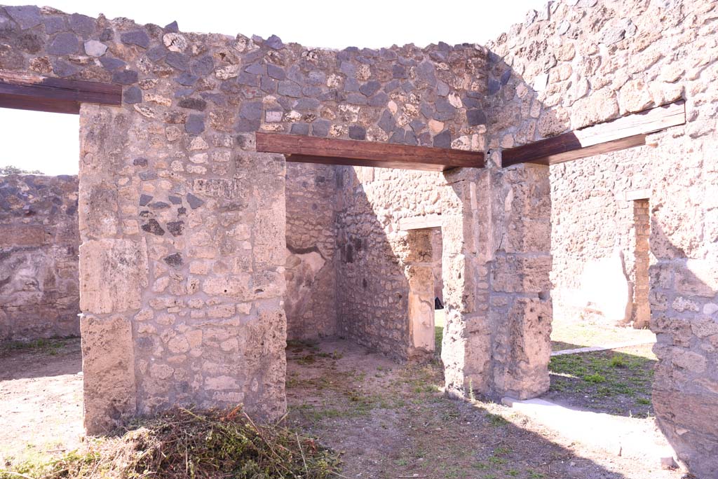 I.4.25 Pompeii. October 2019. 
Lower Peristyle 32, north-west corner.
Looking towards doorway to room 37, on left, to room 36 with small doorway in north wall into tablinum 14, and doorway to Middle Peristyle 17, on right.
Foto Tobias Busen, ERC Grant 681269 DÉCOR.