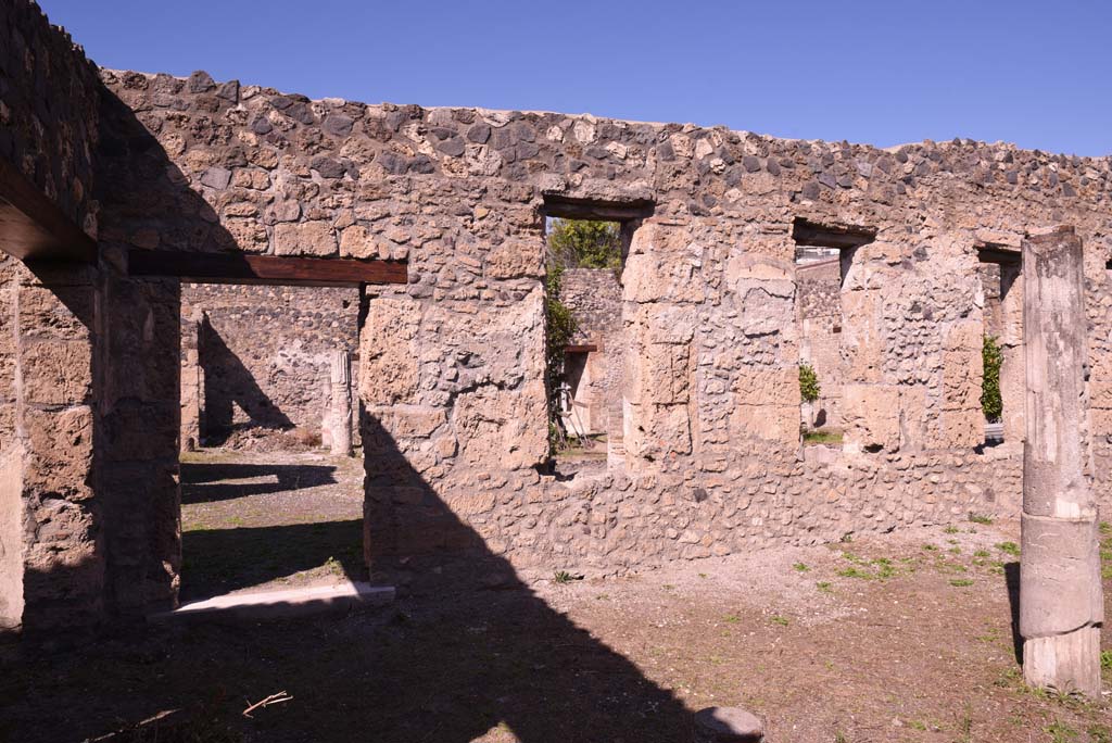 I.4.25 Pompeii. October 2019. Lower Peristyle 32, north wall in north-west corner, with doorway to Middle Peristyle 17, on left.
Foto Tobias Busen, ERC Grant 681269 DÉCOR.