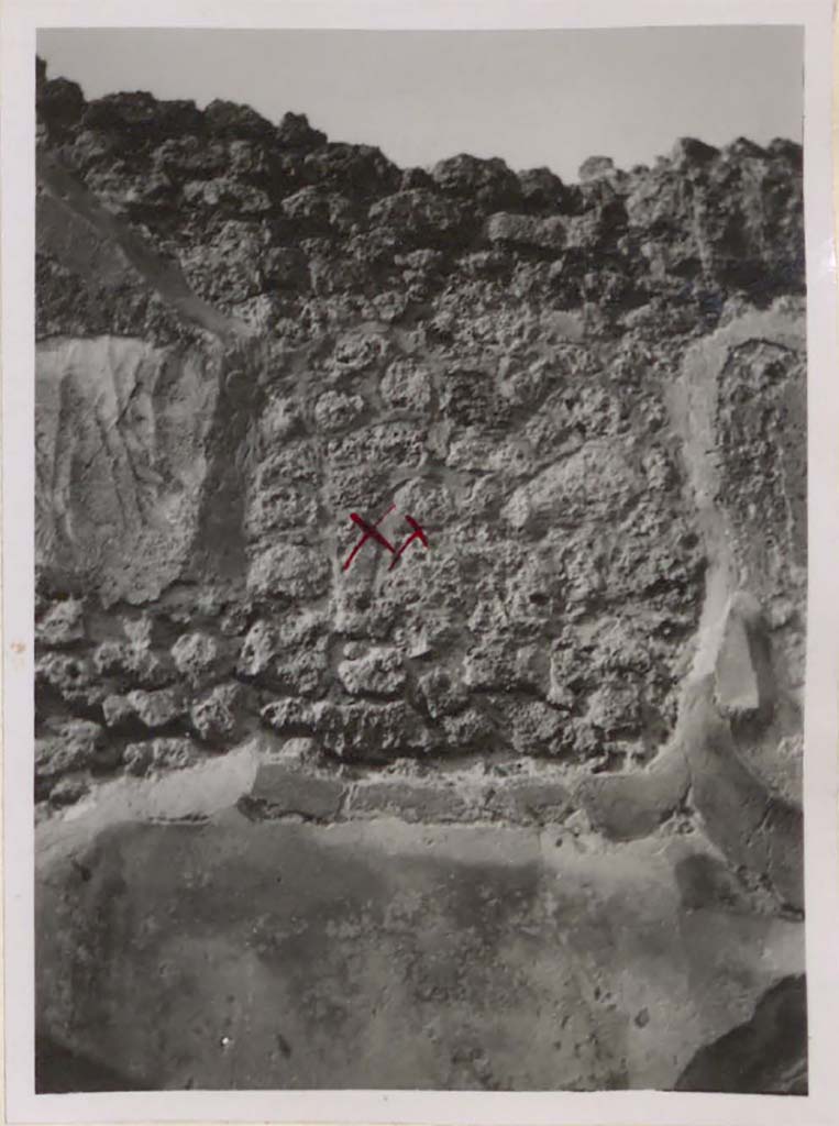 I.4.25 Pompeii. Pre-1943. Room 37, south wall?
According to Warscher, this shows the south wall.
The place approximately in which the painting of the sleeping Endymion was found (but now faded and vanished).
See Warscher, T. 1942. Catalogo illustrato degli affreschi del Museo Nazionale di Napoli. Sala LXXXII. Vol.4. Rome, Swedish Institute.
