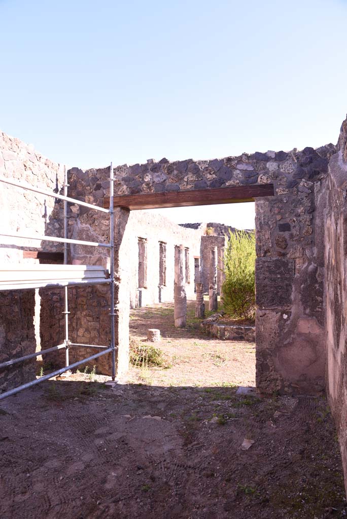 I.4.25 Pompeii. October 2019. 
Room 37, looking east to entrance doorway onto west portico of Lower Peristyle 32.
Foto Tobias Busen, ERC Grant 681269 DÉCOR.