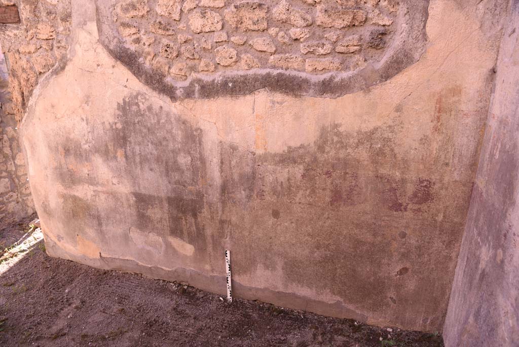 I.4.25 Pompeii. October 2019. Room 36, looking towards south wall in cubiculum, with doorway through to room 37, on left.
Foto Tobias Busen, ERC Grant 681269 DÉCOR.