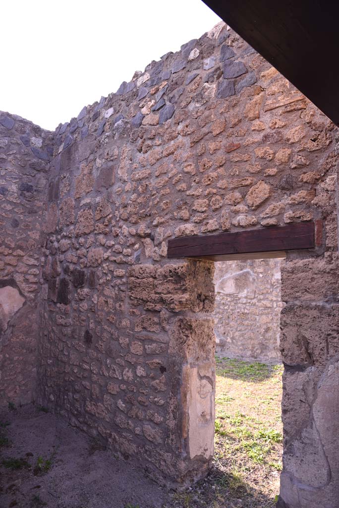 I.4.25 Pompeii. October 2019.   
Room 36, north wall in cubiculum, with doorway to tablinum 14.
Foto Tobias Busen, ERC Grant 681269 DÉCOR.