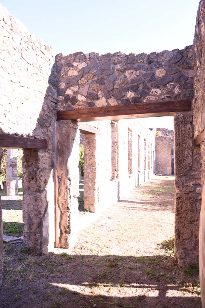 I.4.25 Pompeii. October 2019. 
Room 36, looking east towards entrance doorway and along north portico of Lower Peristyle 32.
Foto Tobias Busen, ERC Grant 681269 DÉCOR.